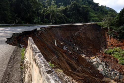 TINJUAN TANAH RUNTUH JALAN GUA MUSANG - LOJING