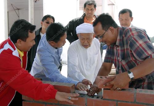 NIK ABDUL AZIZ NIK MAT