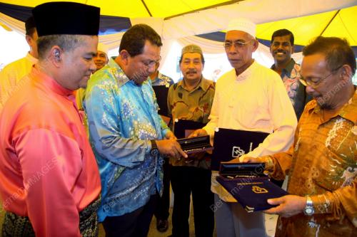 AWANG ADEK HUSSIN