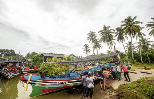 PERAHU KOLEK DIBAIK PULIH