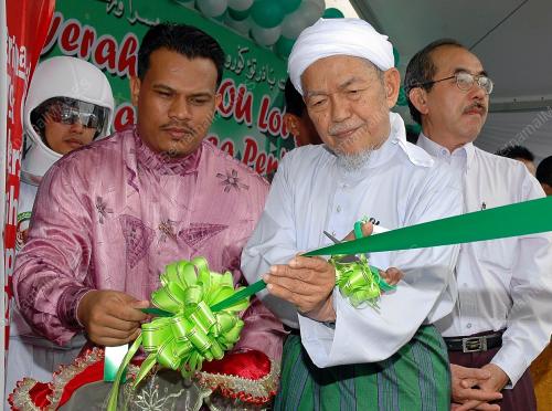 NIK AZIZ