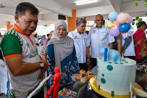 FADHLINA SIDEK