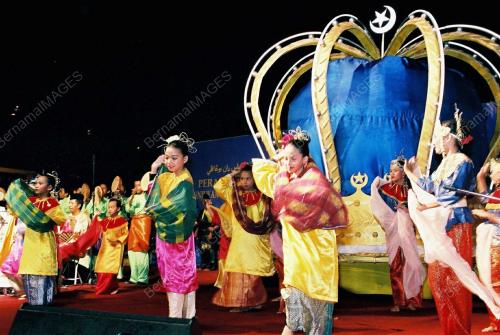 PERARAKAN RAKYAT DAN KERETA BERHIAS