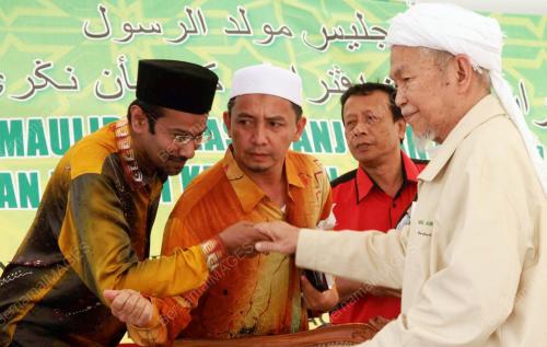 NIK ABDUL AZIZ NIK MAT