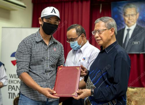DATUK SERI MUSTAPA MOHAMED