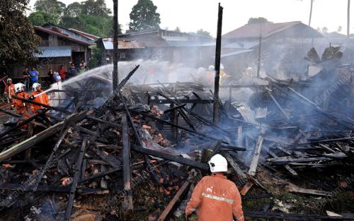 KB03_11012013_RUMAH_HANGUS