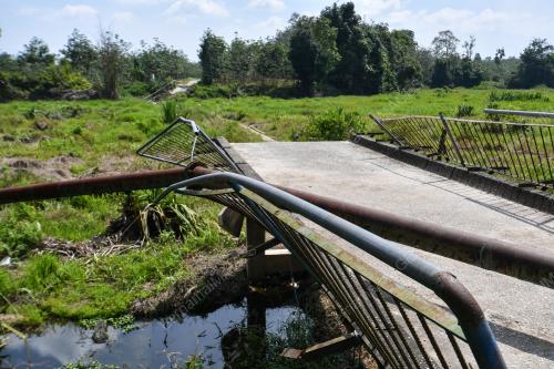 JAMBATAN KAMPUNG RONG CHENOK RUNTUH