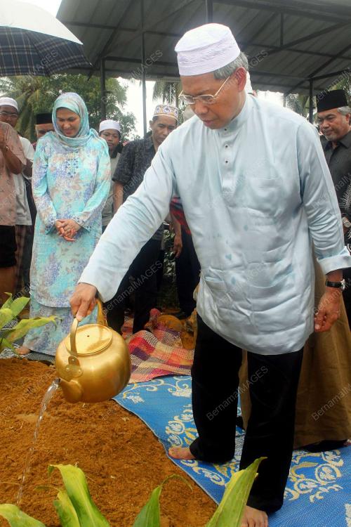 MUSTAPA MOHAMED