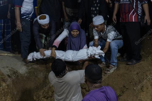 PENGEBUMIAN JENAZAH EMPAT BERANAK TERLIBAT KEMALANGAN
