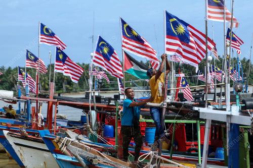 NELAYAN KIBAR BENDERA SEMPENA BULAN KEBANGSAAN