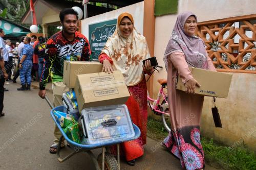 BANTUAN MANGSA BANJIR