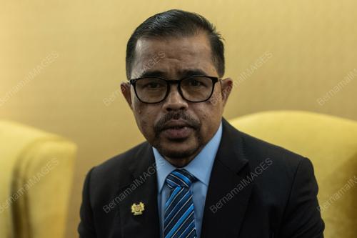 DATUK DR ADNAN MAT