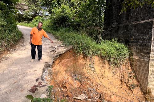 JALAN MENDAP DI KAMPUNG SERIAN
