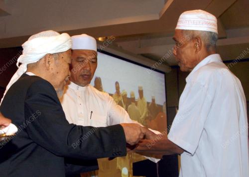 NIK ABDUL AZIZ NIK MAT