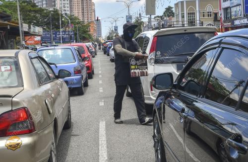 PENJUAL DI LAMPU ISYARAT