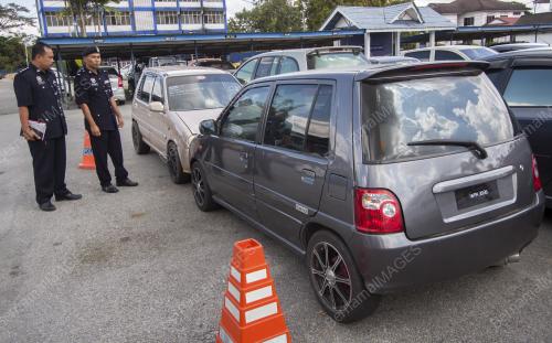 KB03_18012016_KERETA_CURI
