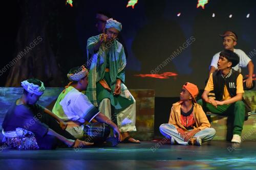 PEMENTASAN TEATER DI MANA PUTRA