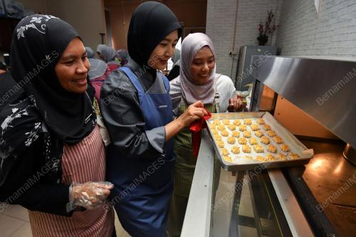 PEMBUATAN BISKUT RAYA