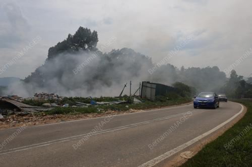 KEBAKARAN TERBUKA DI PUSAT PELUPUSAN SAMPAH SEMENTARA