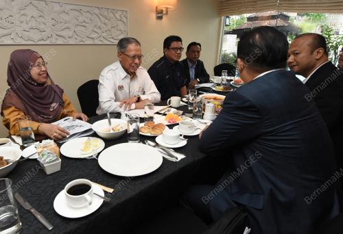 DATUK SERI MUSTAPA MOHAMED