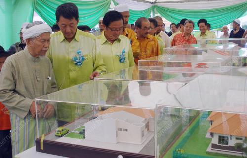 NIK ABDUL AZIZ NIK MAT