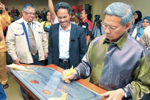 DATUK SERI MUSTAPA MOHAMED