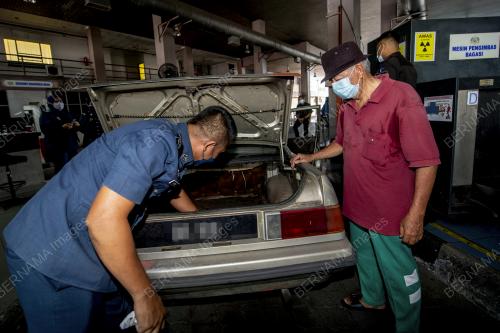 PEMBUKAAN SEMPADAN DARAT