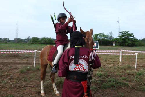 MEMANAH BERKUDA