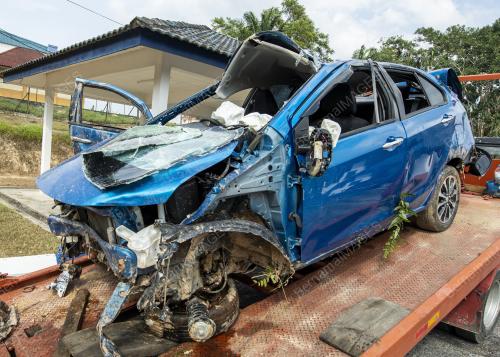 TIGA SEKELUARGA MAUT