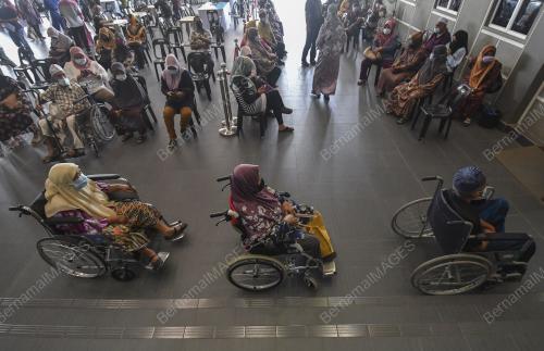 PUSAT PEMBERIAN VAKSINASI Ã”WALK-INÃ•