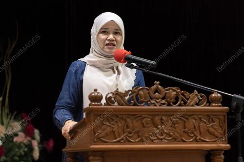 FADHLINA SIDEK