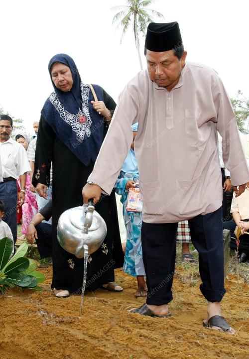 DATUK DR AWANG ADEK HUSAIN