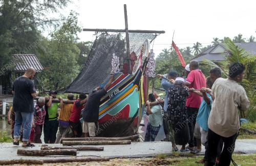 PERAHU KOLEK DIBAIK PULIH