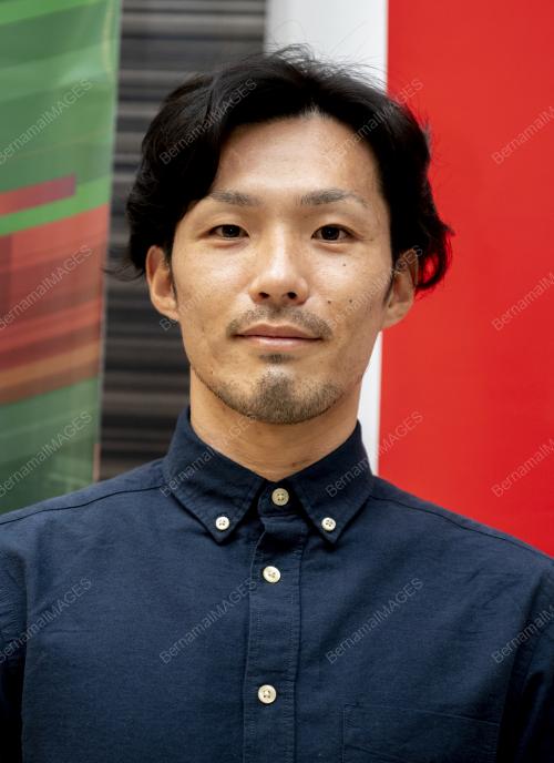 AKIRA HIGASHIYAMA