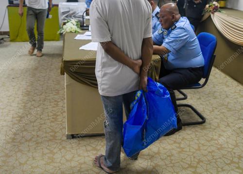PELEPASAN BANDUAN SECARA BERLESEN