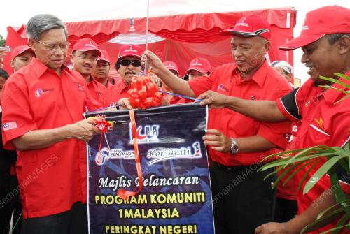 DATUK SERI MUSTAPA MOHAMED