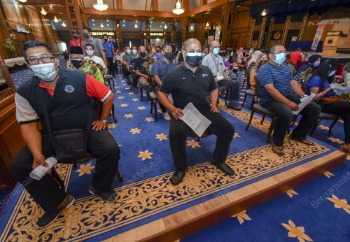 TINJAUAN PEMBERIAN VAKSIN KEPADA PENGAMAL MEDIA