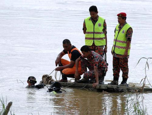 ANGGOTA BOMBA DAN PENYELAMAT