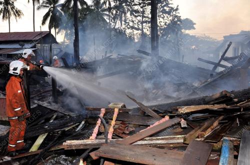 KB04_11012013_RUMAH_HANGUS