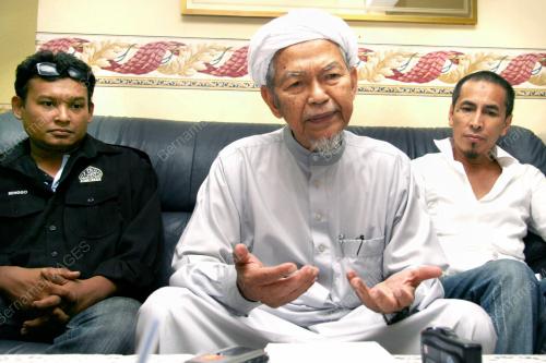 NIK ABDUL AZIZ NIK MAT