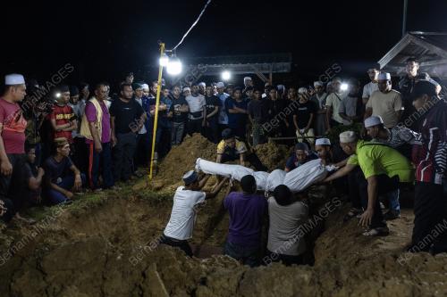 PENGEBUMIAN JENAZAH EMPAT BERANAK TERLIBAT KEMALANGAN