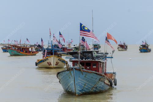 NELAYAN KIBAR BENDERA SEMPENA BULAN KEBANGSAAN