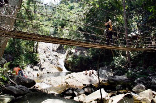GUNUNG STONG