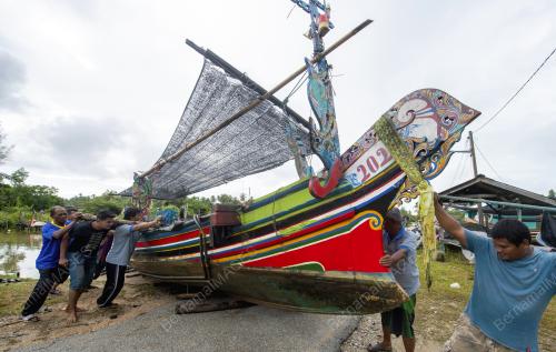 PERAHU KOLEK DI REHATKAN