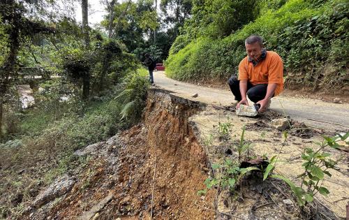 JALAN MENDAP DI KAMPUNG SERIAN