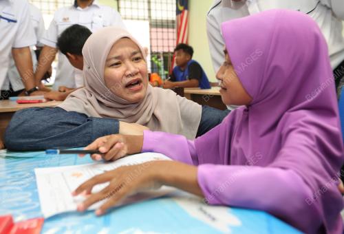 FADHLINA SIDEK