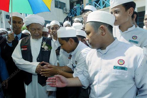 NIK ABDUL AZIZ NIK MAT