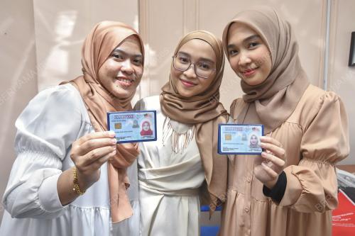 PASANGAN KEMBAR BERTUKAR