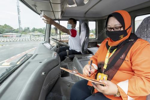 PENGAJAR WANITA LATIH PANDU KENDERAAN BERAT