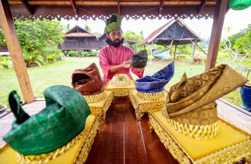 DUA JURUTERA MARTABAT BUSANA MELAYU
